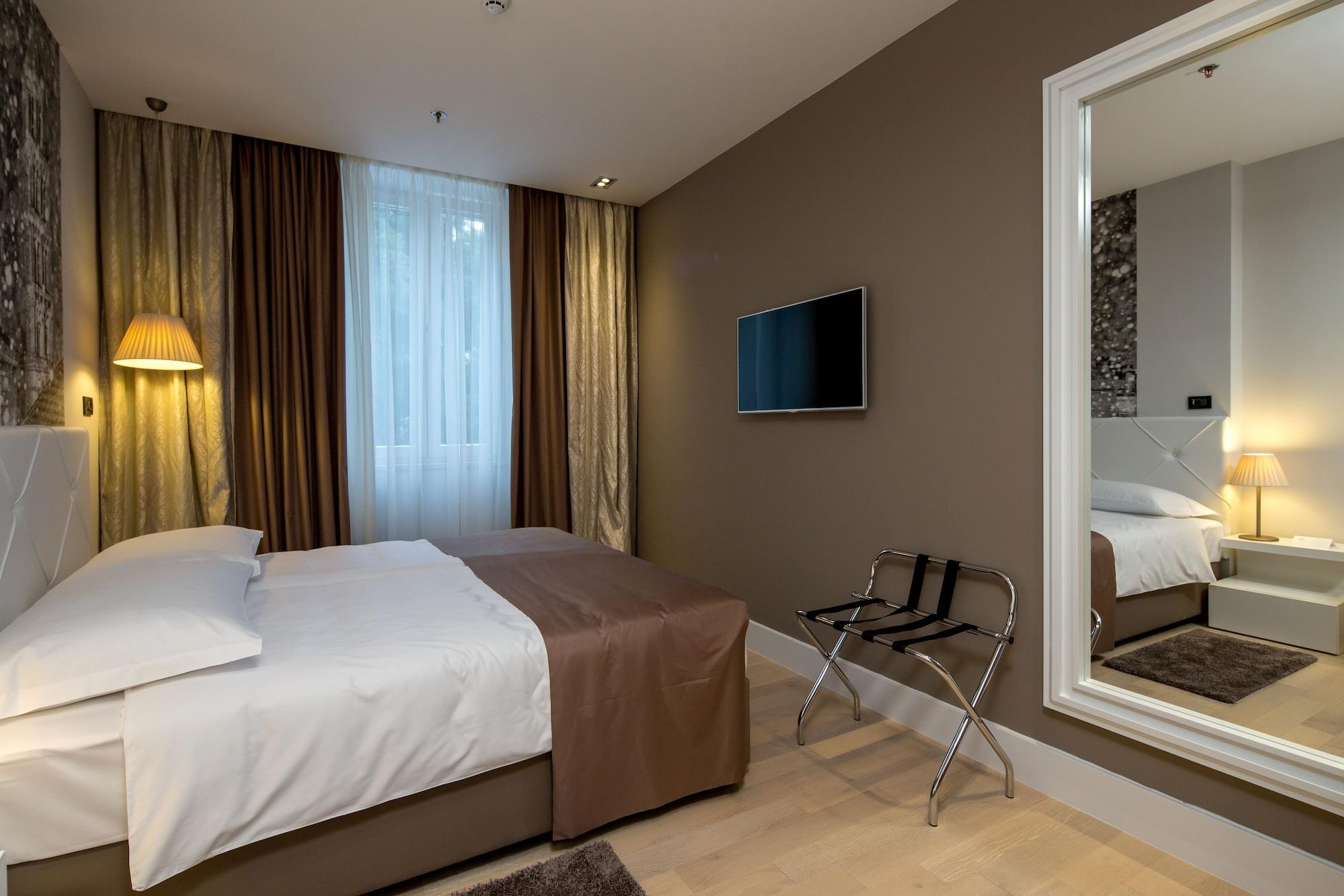 Cornaro Hotel Split Exterior photo A room at the hotel