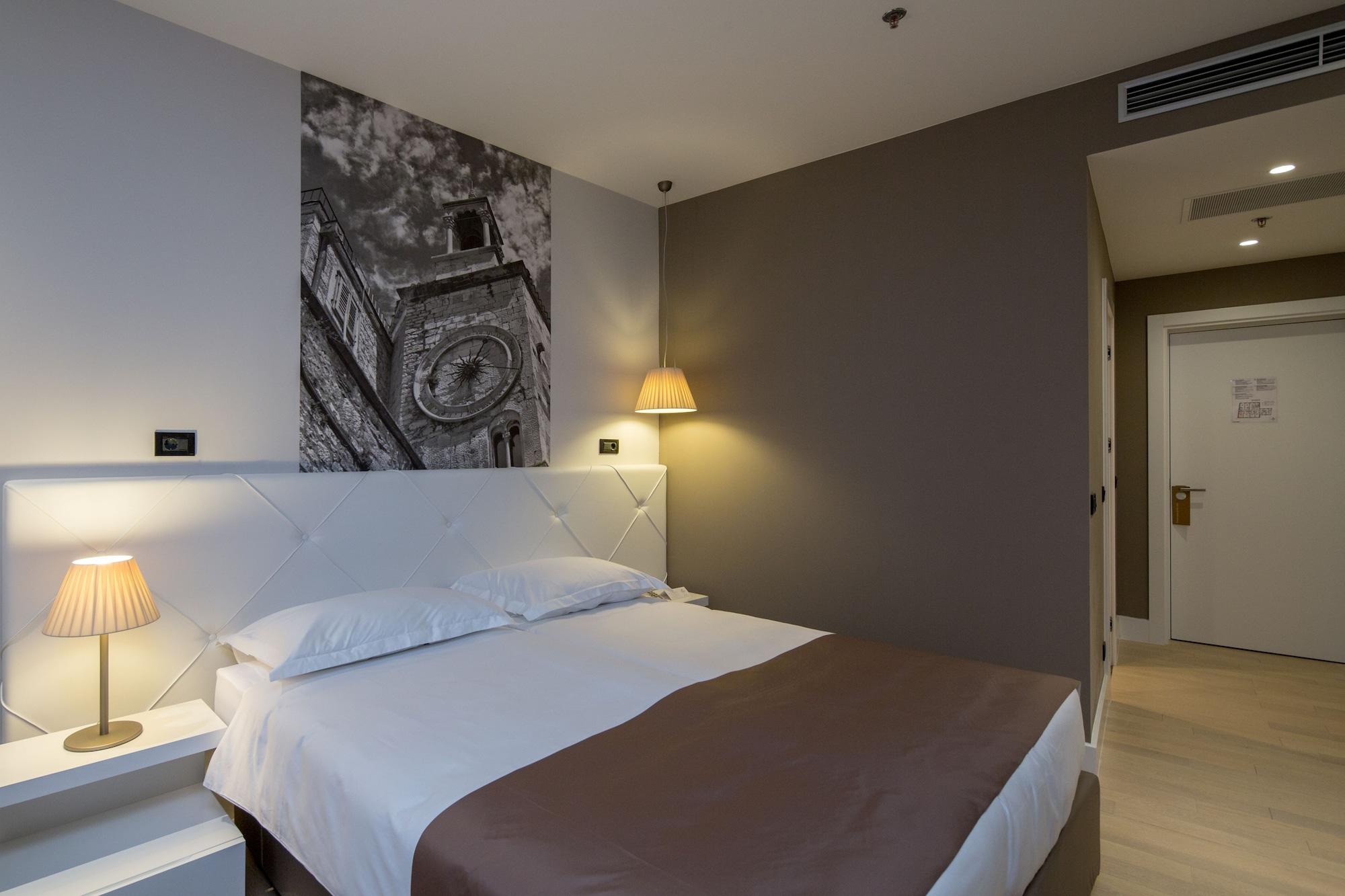 Cornaro Hotel Split Exterior photo A room at the hotel