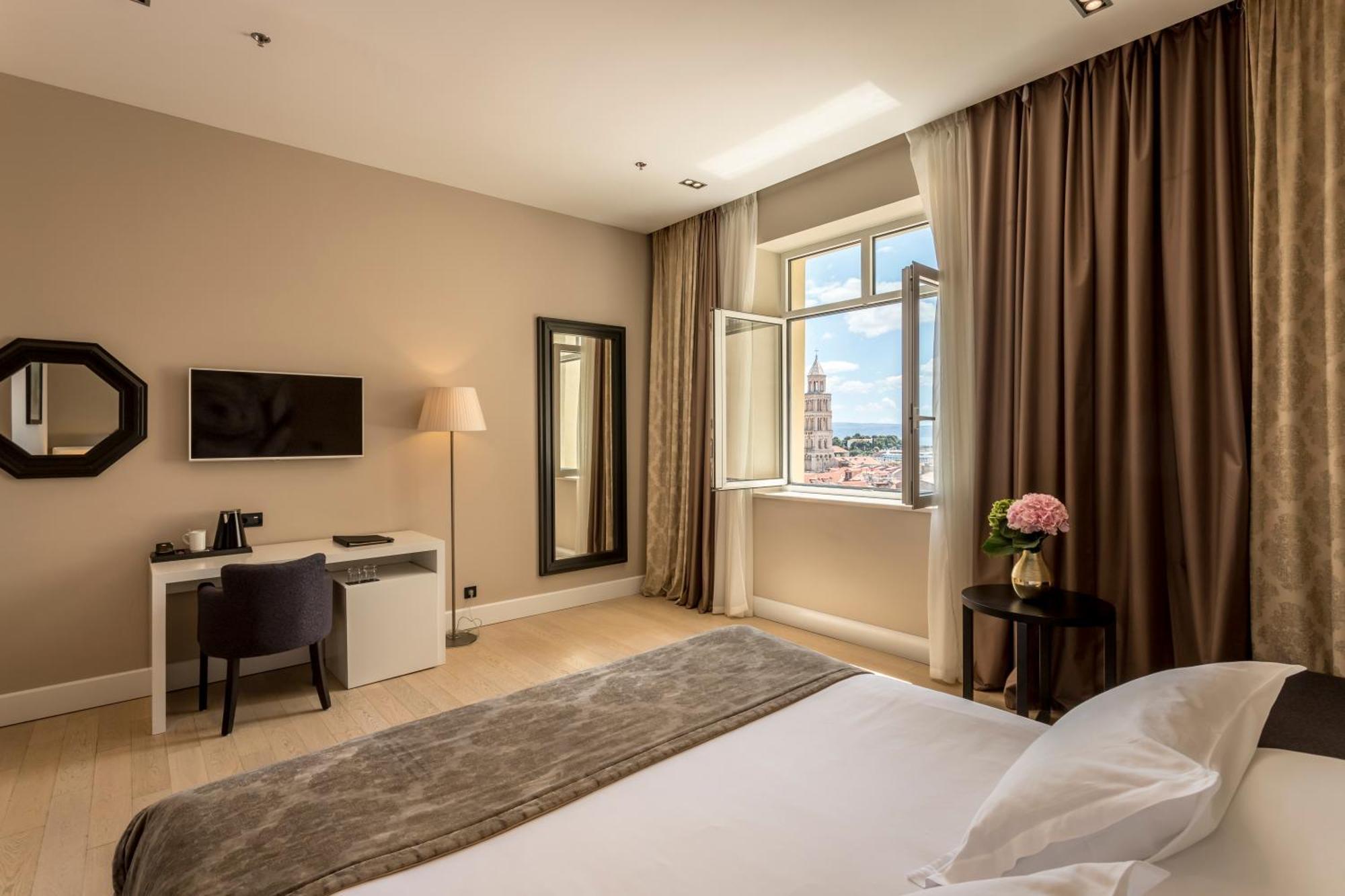 Cornaro Hotel Split Exterior photo Deluxe room